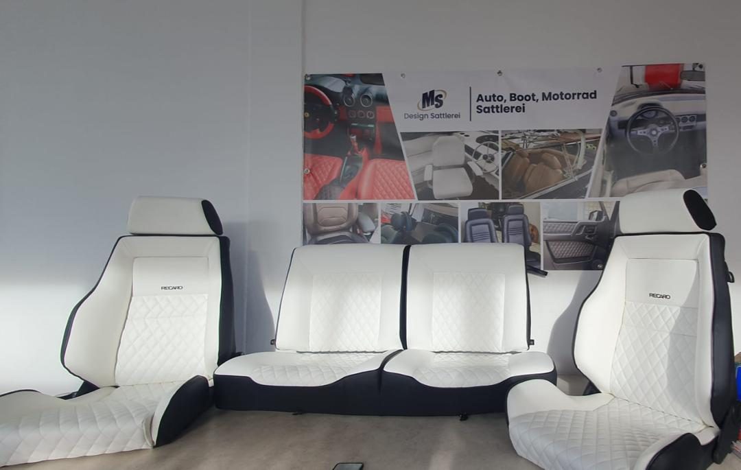 Weiße Sitzgarnitur mit Rautensteppung vor dem Banner der MS Design Sattlerei