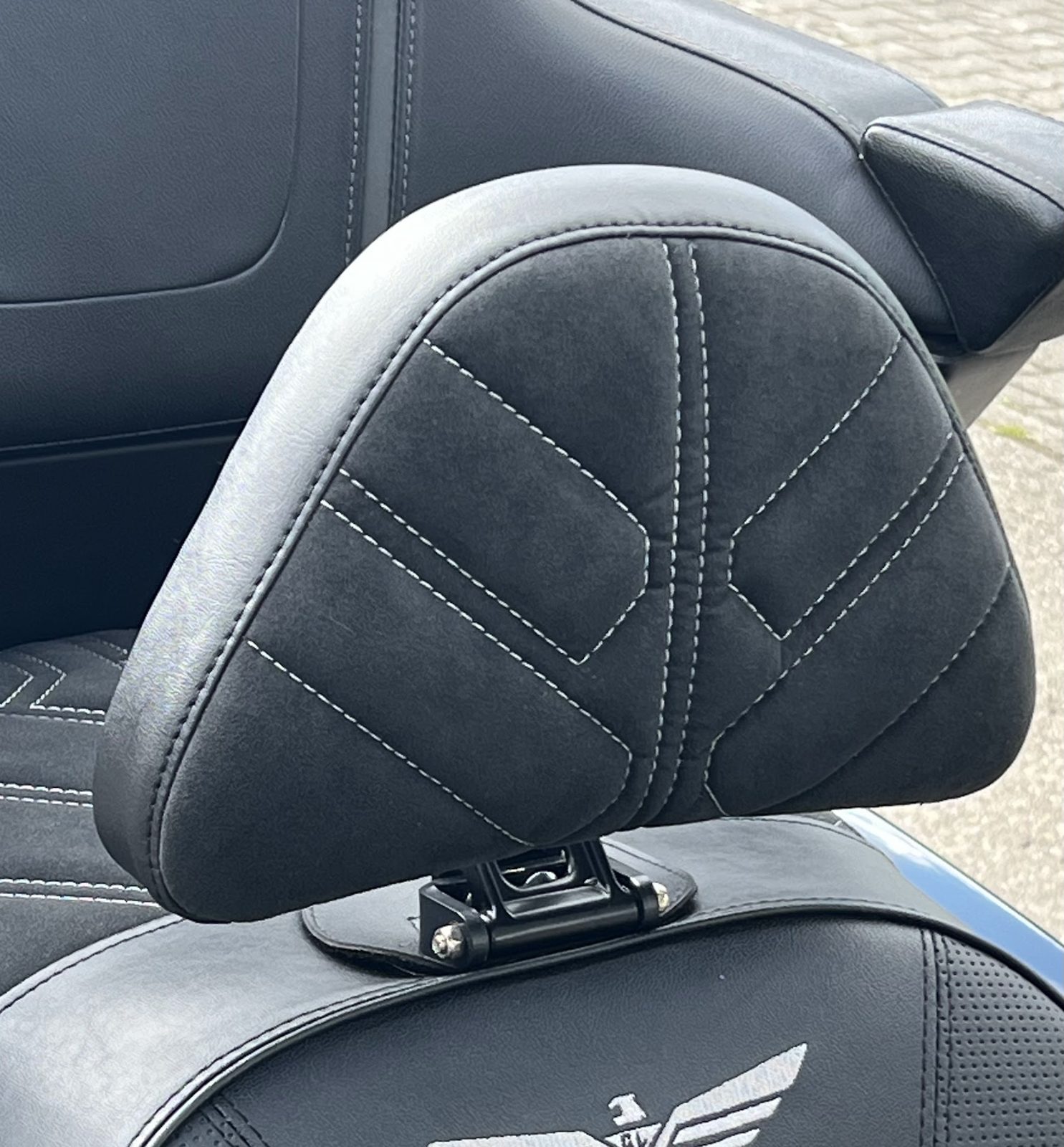 Soziusrückenlehne eines Motorrads in Alcantara mit Ziernähten