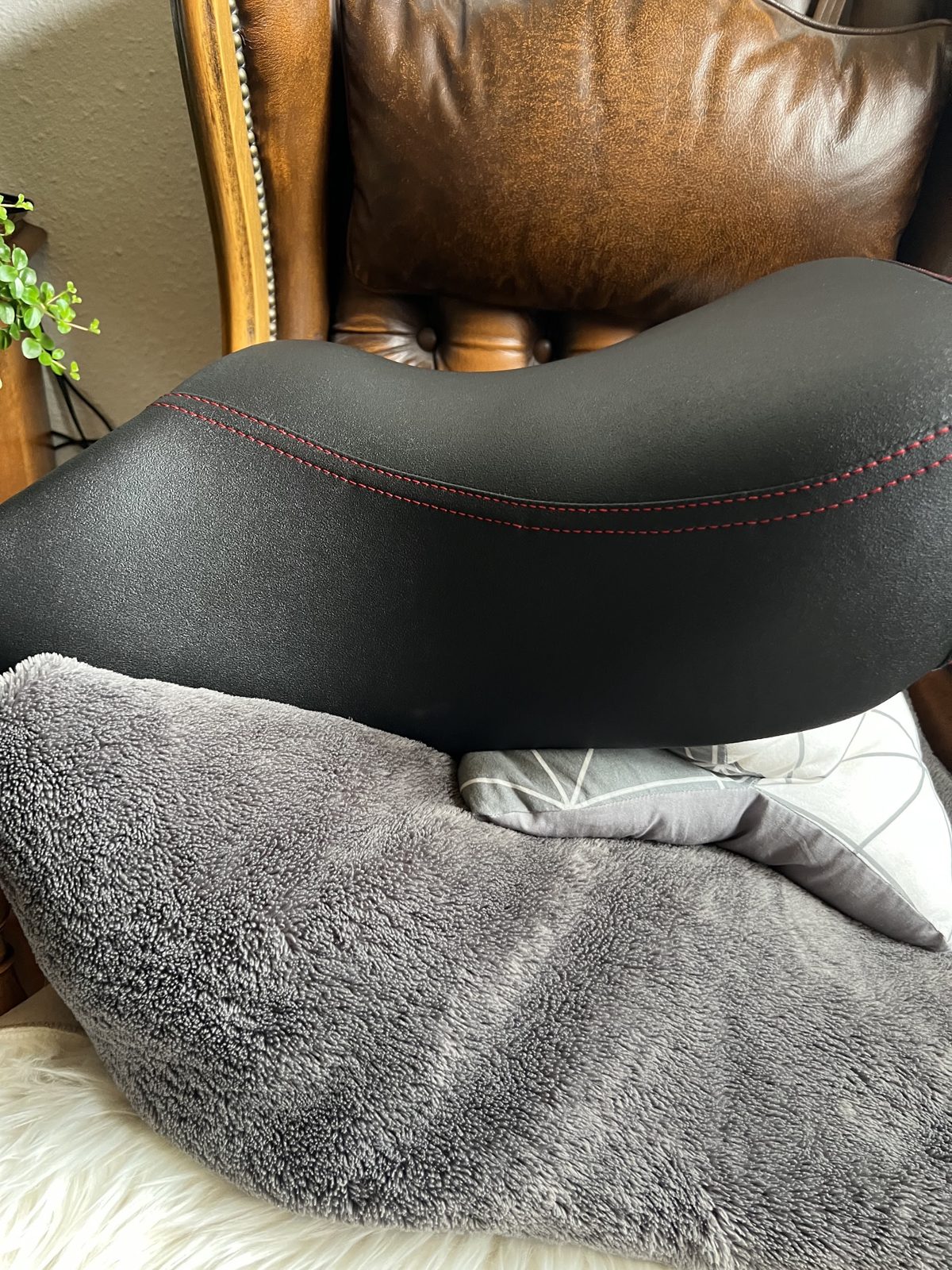 Motorradsitz in schwarzem Leder mit roter Ziernaht