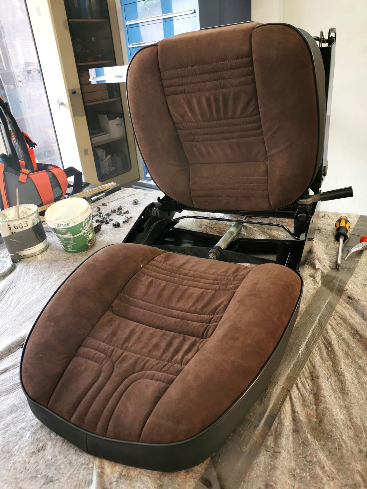 Klassischer Sitz in braunem Velours mit Steppmuster in der Werkstatt